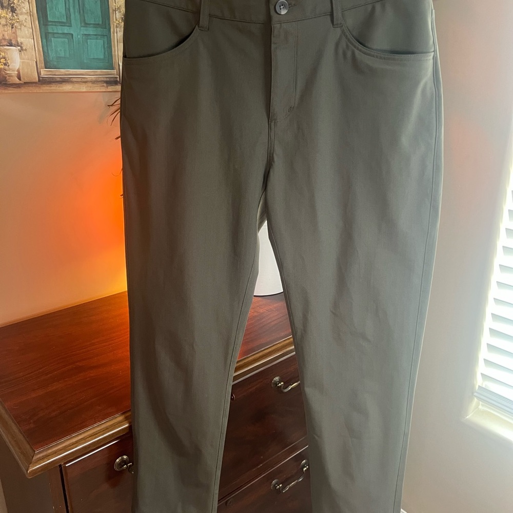 Vuori Meta Pant - Athletic Slim Fit - Dark Oregano - V430